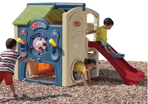 בית פעלתנות עם קיר פעילות טיפוס ומגלשה