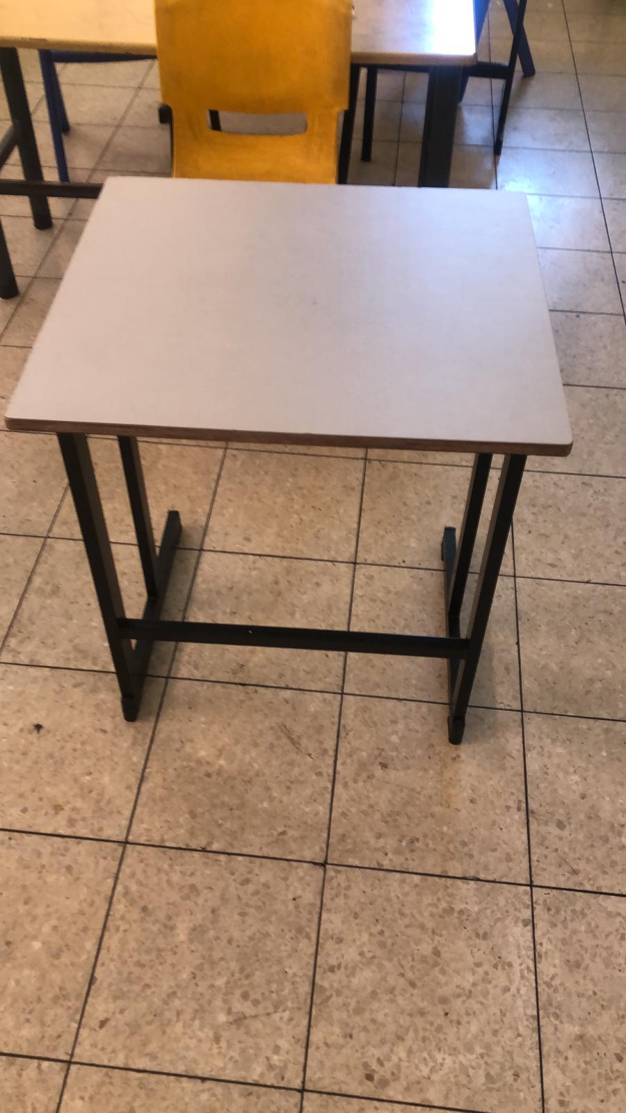 שולחן תלמיד 60*60 רגל מתכת פלטה שמנת